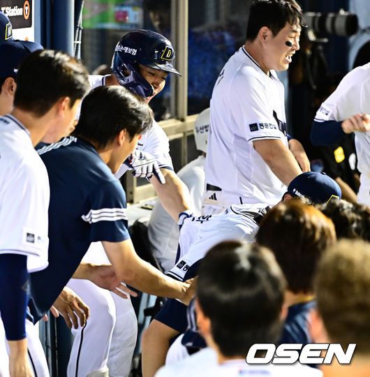 [OSEN=잠실, 지형준 기자] 6일 오후 서울 잠실구장에서 ‘2025 신한 SOL Bank KBO리그’ 두산 베어스와 KT 위즈의 경기가 열렸다.두산은 최승용, KT는 엔마누엘 데 헤이수스를 선발로 내세웠다.두산은 이날 2024시즌을 끝으로 은퇴를 선언한 김재호의 은퇴식을 개최한다. 은퇴식 테마는 ‘베어스 올타임 No.1 유격수 김재호’이다. 김재호는 은퇴선수 특별 엔트리를 통해 1군 엔트리에도 이름을 올렸다.8회말 무사 1,2루에서 두산 김재환이 역전 스리런포를 날리고 조성환 감독대행과 어부바 세리머니를 하고 있다. 2025.07.05 /jpnews@osen.co.kr