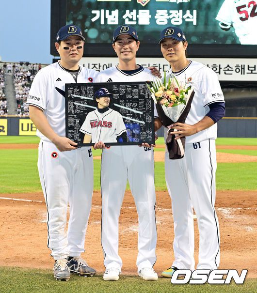 [OSEN=잠실, 지형준 기자] 6일 오후 서울 잠실구장에서 ‘2025 신한 SOL Bank KBO리그’ 두산 베어스와 KT 위즈의 경기가 열렸다.두산은 최승용, KT는 엔마누엘 데 헤이수스를 선발로 내세웠다.두산은 이날 2024시즌을 끝으로 은퇴를 선언한 김재호의 은퇴식을 개최한다. 은퇴식 테마는 ‘베어스 올타임 No.1 유격수 김재호’이다. 김재호는 은퇴선수 특별 엔트리를 통해 1군 엔트리에도 이름을 올렸다.클리닝타임 김재호가 선물 전달식을 갖고 KT 양의지, 최원준과 사진 촬영을 하고 있다. 2025.07.05 /jpnews@osen.co.kr