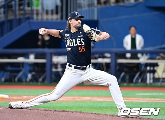 [OSEN=고척, 최규한 기자] 6일 서울 고척스카이돔에서 ‘2025 신한 SOL Bank KBO리그’ 키움 히어로즈와 한화 이글스의 경기가 열렸다.홈팀 키움은 박주성, 방문팀 한화는 라이언 와이스를 선발로 내세웠다.2회말 한화 선발 라이언 와이스가 힘차게 공을 뿌리고 있다. 2025.07.06 / dreamer@osen.co.kr