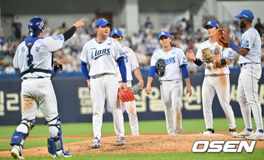 [OSEN=대구, 이석우 기자] 4일 대구삼성라이온즈파크에서 2025 신한 SOL 뱅크 KBO 리그 삼성 라이온즈와 LG 트윈스의 경기가 열렸다. 홈팀 삼성은 이승현이, 방문팀 LG는 송승기가 선발 출전했다. 삼성 라이온즈 선발 투수 이승현이 9회초 1사 LG 트윈스 신민재에게 솔로 홈런을 맞고 노히트 노런 기록이 깨진 후 교체를 기다리며 동료들의 박수를 받고 있다. 2025.07.04 / foto0307@osen.co.kr