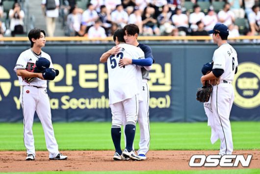 [OSEN=잠실, 지형준 기자] 6일 오후 서울 잠실구장에서 ‘2025 신한 SOL Bank KBO리그’ 두산 베어스와 KT 위즈의 경기가 열렸다.두산은 최승용, KT는 엔마누엘 데 헤이수스를 선발로 내세웠다.두산은 이날 2024시즌을 끝으로 은퇴를 선언한 김재호의 은퇴식을 개최한다. 은퇴식 테마는 ‘베어스 올타임 No.1 유격수 김재호’이다. 김재호는 은퇴선수 특별 엔트리를 통해 1군 엔트리에도 이름을 올렸다.1회 김재호가 교체되며 두산 박준순에게 등번호 52번 유니폼을 넘기고 있다. 2025.07.05 /jpnews@osen.co.kr