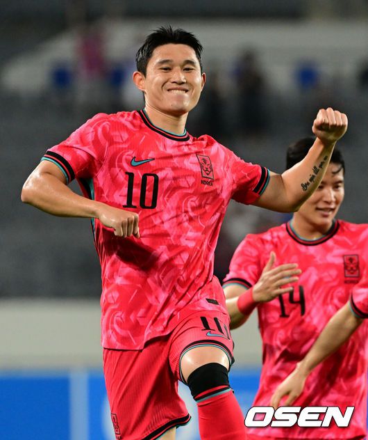 [OSEN=용인, 조은정 기자]7일 경기 용인시 용인 미르 스타디움에서 2025 동아시아 축구연맹(EAFF) E-1 챔피언십(동아시안컵) 대한민국 남자 축구 대표팀과 중국의 개막전이 열렸다.한국은 중국과 첫 경기를 시작으로 11일 홍콩, 15일 일본과 격돌한다. 경기는 모두 용인에서 치러지며 3경기 성적에 따라 그대로 최종 순위가 결정된다.전반 한국 이동경이 선제골을 넣은 뒤 기뻐하고 있다. 2025.07.07 /cej@osen.co.kr
