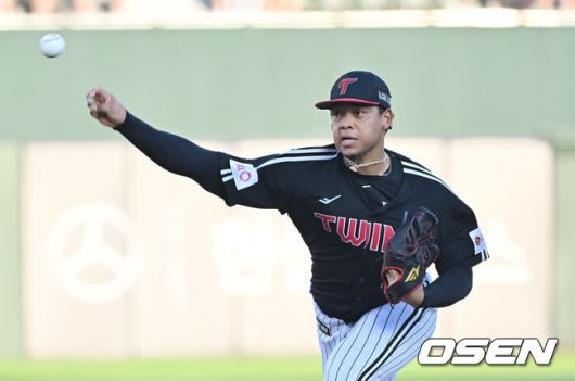 [OSEN=부산, 이석우 기자] 1일 부산 사직야구장에서 2025 신한 SOL 뱅크 KBO 리그 롯데 자이언츠와 LG 트윈스의 경기가 열렸다. 홈팀 롯데는 데이비슨이, 방문팀 LG는 에르난데스가 선발 출전했다.LG 트윈스 선발 투수 에르난데스가 역투하고 있다. 2025.07.01 / foto0307@osen.co.kr