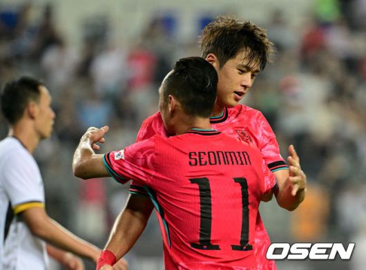 [OSEN=용인, 조은정 기자]7일 경기 용인시 용인 미르 스타디움에서 2025 동아시아 축구연맹(EAFF) E-1 챔피언십(동아시안컵) 대한민국 남자 축구 대표팀과 중국의 개막전이 열렸다.한국은 중국과 첫 경기를 시작으로 11일 홍콩, 15일 일본과 격돌한다. 경기는 모두 용인에서 치러지며 3경기 성적에 따라 그대로 최종 순위가 결정된다.후반 한국 김주성이 팀의 세 번째 골을 넣은 뒤 문선민과 기뻐하고 있다. 2025.07.07 /cej@osen.co.kr