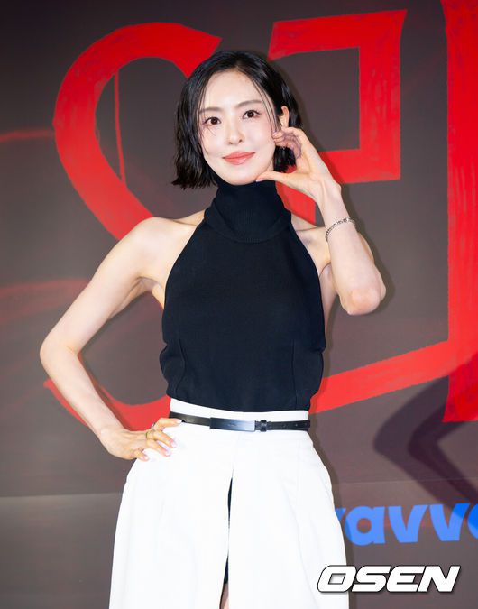 [OSEN=김성락 기자] 7일 오후 서울 용산구 한강대로 CGV 용산아이파크몰에서 영화 웨이브 오리지널 ‘S라인’ 언론시사회 및 제작발표회가 열렸다. 드라마 ‘S라인’은 성적 관계를 맺은 사람들 사이에 연결된 붉은 선, 일명 S라인이 보이기 시작하면서 감춰졌던 진실과 금지된 욕망이 드러나는 판타지 스릴러다.배우 이다희가 포토타임을 갖고 있다. 2025.07.07 / ksl0919@osen.co.kr