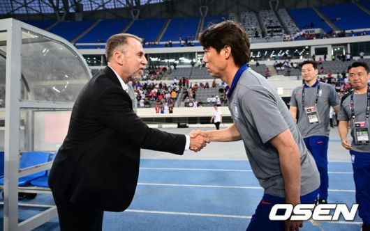 [OSEN=용인, 조은정 기자]7일 경기 용인시 용인 미르 스타디움에서 2025 동아시아 축구연맹(EAFF) E-1 챔피언십(동아시안컵) 대한민국 남자 축구 대표팀과 중국의 개막전이 열렸다.한국은 중국과 첫 경기를 시작으로 11일 홍콩, 15일 일본과 격돌한다. 경기는 모두 용인에서 치러지며 3경기 성적에 따라 그대로 최종 순위가 결정된다.중국 데얀 주르예비치 감독과 한국 홍명보 감독이 경기 전 악수를 나누고 있다. 2025.07.07 /cej@osen.co.kr