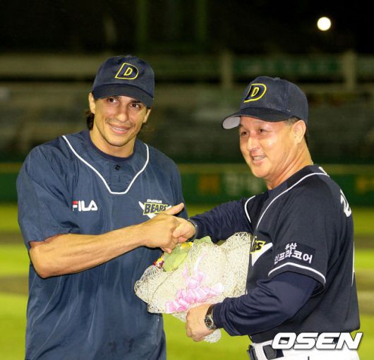 [OSEN=손용호 기자] 두산 다니엘 리오스가 20승을 달성한 뒤 김경문 감독의 축하를 받고 있다. 2007.09.20 / spjj@osen.co.kr