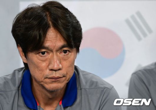 [OSEN=용인, 조은정 기자]2025년에도 '공한증'은 이어진다. 홍명보호가 무더위를 뚫고 시원한 대승을 거뒀다.홍명보 감독이 이끄는대한민국 축구대표팀은7일 오후 8시 용인 미르스타디움에서 열린2025동아시아축구연맹(EAFF) E-1 챔피언십(동아시안컵) 개막전에서 중국을 3-0으로 꺾었다.경기 전 한국 홍명보 감독이 그라운드를 바로보고 있다. 2025.07.07 /cej@osen.co.kr