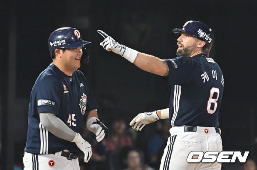 [OSEN=부산, 이석우 기자] 8일 부산 사직야구장에서 2025 신한 SOL 뱅크 KBO 리그 롯데 자이언츠와 두산 베어스의 경기가 열렸다. 홈팀 롯데는 홍민기가, 방문팀 두산은 최민석이 선발 출전했다.두산 베어스 케이브가 9회초 1사 중월 솔로 홈런을 치고 세리머니를 하고 있다. 2025.07.08 / foto0307@osen.co.kr