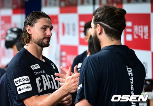 [OSEN=고척, 최규한 기자] 6회말을 막고 내려온 한화 선발 와이스가 더그아웃에서 동료 투수 폰세와 인사를 나누고 있다. 2025.07.06 / dreamer@osen.co.kr