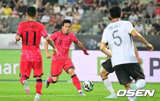 [OSEN=용인, 조은정 기자]7일 경기 용인시 용인 미르 스타디움에서 2025 동아시아 축구연맹(EAFF) E-1 챔피언십(동아시안컵) 대한민국 남자 축구 대표팀과 중국의 개막전이 열렸다.한국은 중국과 첫 경기를 시작으로 11일 홍콩, 15일 일본과 격돌한다. 경기는 모두 용인에서 치러지며 3경기 성적에 따라 그대로 최종 순위가 결정된다.전반 한국 이태석이 중국과 볼경합을 벌이고 있다. 2025.07.07 /cej@osen.co.kr