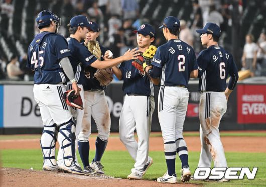 [OSEN=부산, 이석우 기자] 8일 부산 사직야구장에서 2025 신한 SOL 뱅크 KBO 리그 롯데 자이언츠와 두산 베어스의 경기가 열렸다. 홈팀 롯데는 홍민기가, 방문팀 두산은 최민석이 선발 출전했다.두산 베어스 선수들이 롯데 자이언츠에 8-5로 역전승하고 기쁨을 나누고 있다. 2025.07.08 / foto0307@osen.co.kr