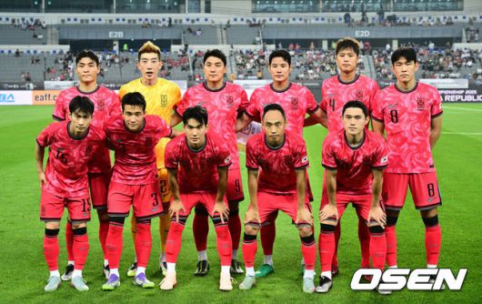 [OSEN=용인, 조은정 기자]7일 경기 용인시 용인 미르 스타디움에서 2025 동아시아 축구연맹(EAFF) E-1 챔피언십(동아시안컵) 대한민국 남자 축구 대표팀과 중국의 개막전이 열렸다.한국은 중국과 첫 경기를 시작으로 11일 홍콩, 15일 일본과 격돌한다. 경기는 모두 용인에서 치러지며 3경기 성적에 따라 그대로 최종 순위가 결정된다.경기 전 한국 선수단이 포즈를 취하고 있다. 2025.07.07 /cej@osen.co.kr