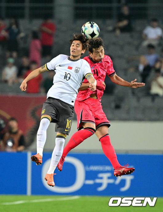 [OSEN=용인, 조은정 기자]7일 경기 용인시 용인 미르 스타디움에서 2025 동아시아 축구연맹(EAFF) E-1 챔피언십(동아시안컵) 대한민국 남자 축구 대표팀과 중국의 개막전이 열렸다.한국은 중국과 첫 경기를 시작으로 11일 홍콩, 15일 일본과 격돌한다. 경기는 모두 용인에서 치러지며 3경기 성적에 따라 그대로 최종 순위가 결정된다.후반 한국 김주성이 중국과 헤더 경합을 하고 있다. 2025.07.07 /cej@osen.co.kr