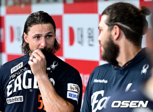 [OSEN=고척, 최규한 기자] 6회말 키움 공격을 무실점으로 막아낸 한화 선발 와이스가 더그아웃에서 동료 투수 폰세와 대화를 나누고 있다. 2025.07.06 / dreamer@osen.co.kr