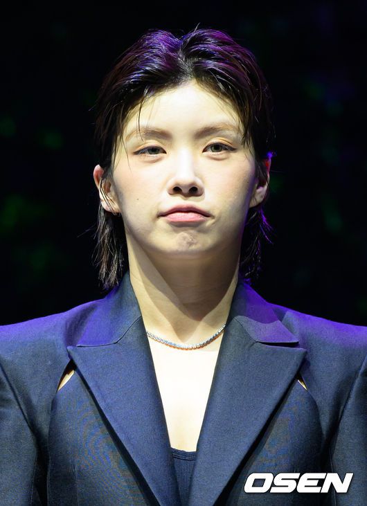 [OSEN=이대선 기자] 26일 오후 서울 대학로 NOL 유니플렉스 1관에서 뮤지컬 프리다 프레스콜이 열렸다.뮤지컬 ‘프리다’는 불의의 사고 이후 평생 고통 속에서 살면서도 이를 예술로 승화시키며 삶의 환희를 잃지 않았던 ‘프리다 칼로’의 마지막 생애를 액자 형식으로 풀어낸 쇼 뮤지컬이다.아이키가 포토타임을 가지고 있다. 2025.06.26 /sunday@osen.co.kr