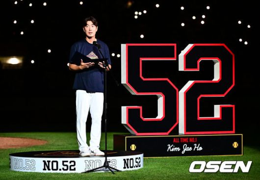 [OSEN=잠실, 지형준 기자] ‘천재 유격수’ 김재호의 은퇴식을 맞아 왕조의 주역들이 깨어났다.프로야구 두산 베어스는 6일 서울 잠실구장에서 열린 2025 신한 SOL뱅크 KBO리그 KT 위즈와의 시즌 12차전에서 8-7역전승을 거뒀다.두산은 2연승을 달리며 주말 3연전을 위닝시리즈로 장식했다. 시즌 34승 3무 48패. 반면 2연패에 빠진 KT는 43승 3무 40패가 됐다.경기를 마치고 2024시즌을 끝으로 은퇴를 선언한 김재호의 은퇴식을 개최했다. 은퇴식 테마는 ‘베어스 올타임 No.1 유격수 김재호’이다. 김재호는 은퇴선수 특별 엔트리를 통해 1군 엔트리에도 이름을 올렸다.김재호가 은퇴사를 하고 있다. 2025.07.05 /