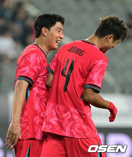 [OSEN=용인, 조은정 기자]7일 경기 용인시 용인 미르 스타디움에서 2025 동아시아 축구연맹(EAFF) E-1 챔피언십(동아시안컵) 대한민국 남자 축구 대표팀과 중국의 개막전이 열렸다.한국은 중국과 첫 경기를 시작으로 11일 홍콩, 15일 일본과 격돌한다. 경기는 모두 용인에서 치러지며 3경기 성적에 따라 그대로 최종 순위가 결정된다.후반 한국 김주성이 팀의 세 번째 골을 넣은 뒤 주민규의 축하를 받고 있다. 2025.07.07 /cej@osen.co.kr