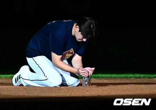[OSEN=잠실, 지형준 기자] ‘천재 유격수’ 김재호의 은퇴식을 맞아 왕조의 주역들이 깨어났다.프로야구 두산 베어스는 6일 서울 잠실구장에서 열린 2025 신한 SOL뱅크 KBO리그 KT 위즈와의 시즌 12차전에서 8-7역전승을 거뒀다.두산은 2연승을 달리며 주말 3연전을 위닝시리즈로 장식했다. 시즌 34승 3무 48패. 반면 2연패에 빠진 KT는 43승 3무 40패가 됐다.경기를 마치고 2024시즌을 끝으로 은퇴를 선언한 김재호의 은퇴식을 개최했다. 은퇴식 테마는 ‘베어스 올타임 No.1 유격수 김재호’이다. 김재호는 은퇴선수 특별 엔트리를 통해 1군 엔트리에도 이름을 올렸다.김재호가 유격수 자리에서 그라운드의 흙을 담고 있다. 2025.07.05 /jpnews@osen.co.kr