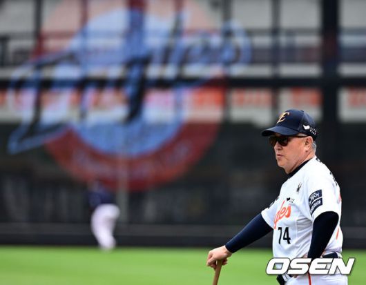 [OSEN=대전, 지형준 기자] 한화 김경문 감독이 훈련을 지켜보고 있다. 2025.06.14 /jpnews@osen.co.kr