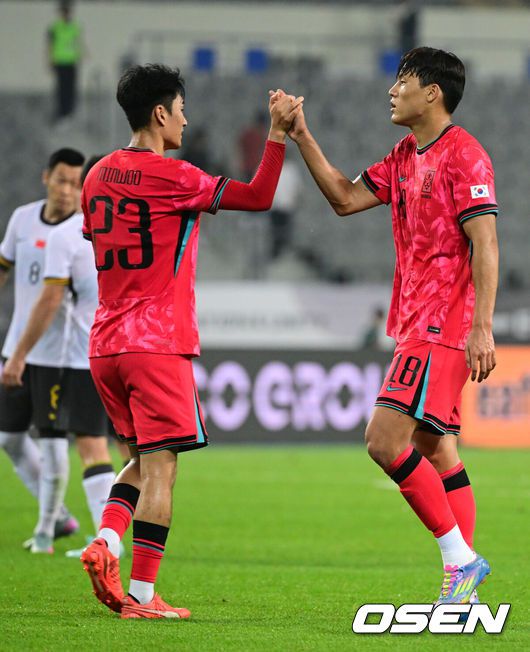 [OSEN=용인, 조은정 기자]2025년에도 '공한증'은 이어진다. 홍명보호가 무더위를 뚫고 시원한 대승을 거뒀다.홍명보 감독이 이끄는대한민국 축구대표팀은7일 오후 8시 용인 미르스타디움에서 열린2025동아시아축구연맹(EAFF) E-1 챔피언십(동아시안컵) 개막전에서 중국을 3-0으로 꺾었다.경기 종료 후 한국 서민우, 이호재가 승리를 기뻐하고 있다. 2025.07.07 /cej@osen.co.kr