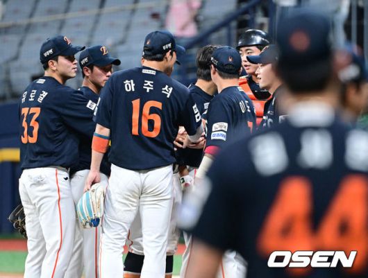 [OSEN=고척, 최규한 기자] 프로야구 한화 이글스가 전반기 마지막 주말 3연전을 모두 쓸어담으며 전반기 1위를 확정했다.한화는 6일 서울 고척스카이돔에서 열린 ‘2025 신한은행 SOL Bank KBO리그’ 키움 히어로즈와의 경기에서 10-1로 승리했다. 이날 승리로 3연승을 달리며 시리즈 스윕에 성공한 한화는 49승 2무 33패 승률 .598을 기록하며 남은 전반기 3경기 결과에 상관없이 전반기 최소 공동 1위를 확정했다. 빙그레 시절이던 1992년 6월 18일 전반기를 1위로 마감한 이후 1만2072일 만에 전반기 1위를 달성했다.경기를 마치고 승리한 한화 선수들이 인사를 나누고 있다. 2025.07.06 / dreamer@osen.co.kr