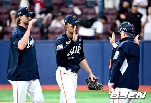 [OSEN=고척, 최규한 기자] 프로야구 한화 이글스가 전반기 마지막 주말 3연전을 모두 쓸어담으며 전반기 1위를 확정했다.한화는 6일 서울 고척스카이돔에서 열린 ‘2025 신한은행 SOL Bank KBO리그’ 키움 히어로즈와의 경기에서 10-1로 승리했다. 이날 승리로 3연승을 달리며 시리즈 스윕에 성공한 한화는 49승 2무 33패 승률 .598을 기록하며 남은 전반기 3경기 결과에 상관없이 전반기 최소 공동 1위를 확정했다. 빙그레 시절이던 1992년 6월 18일 전반기를 1위로 마감한 이후 1만2072일 만에 전반기 1위를 달성했다.경기를 마치고 승리한 한화 승리투수 와이스와 리베라토가 김경문 감독과 인사를 나누고 있다. 2025.07.06 / dreamer@osen.co.kr