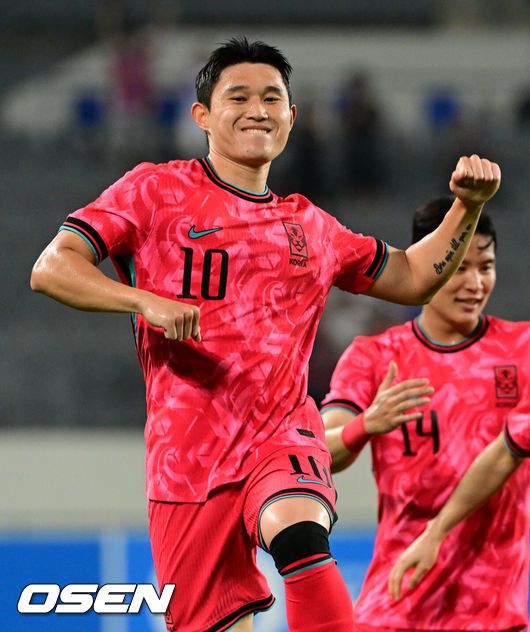 [OSEN=용인, 조은정 기자]7일 경기 용인시 용인 미르 스타디움에서 2025 동아시아 축구연맹(EAFF) E-1 챔피언십(동아시안컵) 대한민국 남자 축구 대표팀과 중국의 개막전이 열렸다.한국은 중국과 첫 경기를 시작으로 11일 홍콩, 15일 일본과 격돌한다. 경기는 모두 용인에서 치러지며 3경기 성적에 따라 그대로 최종 순위가 결정된다.전반 한국 이동경이 선제골을 넣은 뒤 기뻐하고 있다. 2025.07.07 /cej@osen.co.kr