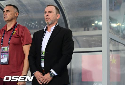 [OSEN=용인, 조은정 기자]7일 경기 용인시 용인 미르 스타디움에서 2025 동아시아 축구연맹(EAFF) E-1 챔피언십(동아시안컵) 대한민국 남자 축구 대표팀과 중국의 개막전이 열렸다.한국은 중국과 첫 경기를 시작으로 11일 홍콩, 15일 일본과 격돌한다. 경기는 모두 용인에서 치러지며 3경기 성적에 따라 그대로 최종 순위가 결정된다.중국 데얀 주르예비치 감독이 국가를 제창하고 있다. 2025.07.07 /cej@osen.co.kr