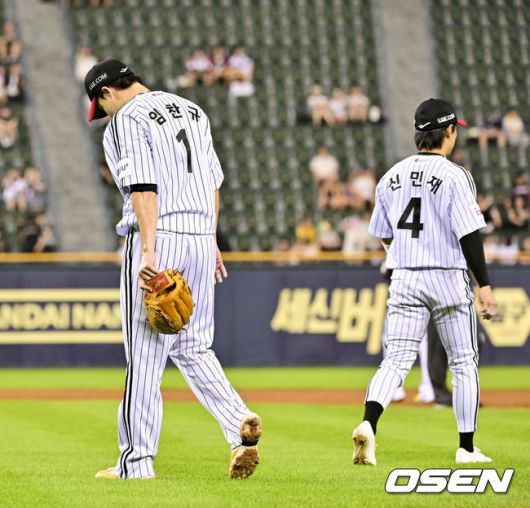 [OSEN=잠실, 박준형 기자] 8일 오후 서울 잠실구장에서 ‘2025 신한 SOL BANK KBO리그’ LG 트윈스와 키움 히어로즈의 경기가 진행됐다.이날 경기에서 LG는 임찬규(8승 3패)를, 키움은 하영민(6승 8패)을 선발투수로 내세웠다.4회초 신민재 2루수의 송구실책으로 실점 허용한 LG 임찬규가 아쉬워하고 있다.    2025.07.08 /  soul1014@osen.co.kr
