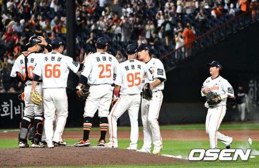 [OSEN=대전, 이대선 기자] 한화는 8일 대전 한화생명볼파크에서 열린 2025 신한 SOL Bank KBO리그 KIA 타이거즈와의 홈경기를 14-8로 승리했다. 14득점은 종전 12득점을 넘어 올 시즌 한화의 한 경기 최다 득점으로 KIA의 추격을 뿌리쳤다. 경기 종료 후 한화 선수들이 승리의 기쁨을 나누고 있다. 2025.07.08 /sunday@osen.co.kr