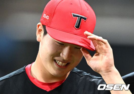 [OSEN=고척, 이대선 기자] 6회말 마친 KIA 이호민이 더그아웃으로 가며 미소를 짓고 있다. 2025.06.26 /sunday@osen.co.kr