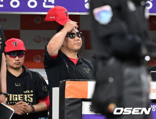 [OSEN=대전, 이대선 기자] 8일 오후 대전 한화생명볼파크에서 2025 신한 SOL Bank KBO리그 한화 이글스와 KIA 타이거즈의 경기가 열렸다.한화는 문동주, KIA는 윤영철을 선발로 내세웠다.5회말 KIA 이범호 감독이 실점에 아쉬워하고 있다. 2025.07.08 /sunday@osen.co.kr