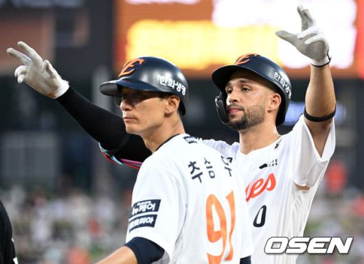 [OSEN=대전, 이대선 기자] 8일 오후 대전 한화생명볼파크에서 2025 신한 SOL Bank KBO리그 한화 이글스와 KIA 타이거즈의 경기가 열렸다.한화는 문동주, KIA는 윤영철을 선발로 내세웠다.3회말 무사 1루에서 한화 리베라토가 우전 안타를 치고 환호하고 있다. 2025.07.08 /sunday@osen.co.kr