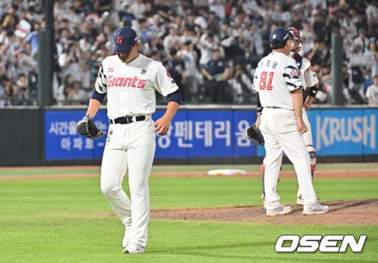 [OSEN=부산, 이석우 기자] 8일 부산 사직야구장에서 2025 신한 SOL 뱅크 KBO 리그 롯데 자이언츠와 두산 베어스의 경기가 열렸다. 홈팀 롯데는 홍민기가, 방문팀 두산은 최민석이 선발 출전했다.롯데 자이언츠 김진욱이 8회초 무사 1루 두산 베어스 케이브에게 우월 동점 2점 홈런을 맞고 교체되고 있다. 2025.07.08 / foto0307@osen.co.kr