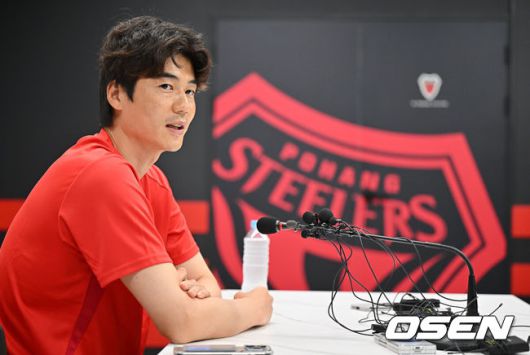 [OSEN=포항, 이석우 기자] 4일 포항 스틸러스 송라클럽하우스에서 기성용 입단 미디어데이가 열렸다.  FC서울을 떠나 포항스틸러스로 이적한 기성용은 2006년 프로 데뷔 이후 처음으로 국내 구단 이적을 결정했다.기성용이 기자들의 질문에 답하고 있다. 2025.07.04 / foto0307@osen.co.kr