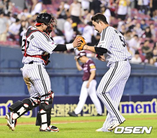 [OSEN=잠실, 박준형 기자] 프로야구 LG 트윈스가 키움 히어로즈를 꺾고 단독 2위 자리를 지켰다.LG는8일 서울 잠실구장에서 열린 2025 KBO리그 키움과 경기에서 4-3 역전승을 거뒀다. LG는 2위 자리를 수성했다.경기종료 후 LG 박동원 포수와 유영찬 마무리 투수가 하이파이브를 하고 있다.  2025.07.08 /  soul1014@osen.co.kr