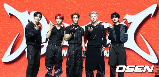 [OSEN=조은정 기자]나우즈(현빈, 윤, 연우, 진혁, 시윤) 첫 미니 앨범 '이그니션(IGNITION)' 발매 기념 쇼케이스가 9일 서울 광진구 예스24 라이브홀에서 열렸다.타이틀곡인 '에버글로우(EVERGLOW)'는 지치지 않고 꿋꿋하게 다시 일어서는 청춘의 패기와 열정을 강렬한 메탈 사운드로 표현한 록 트랙으로 차별화된 사운드와 진정성 넘치는 메시지로 공감을 이끌어낼 예정이다. 나우즈가 포즈를 취하고 있다. 2025.07.09 /cej@osen.co.kr