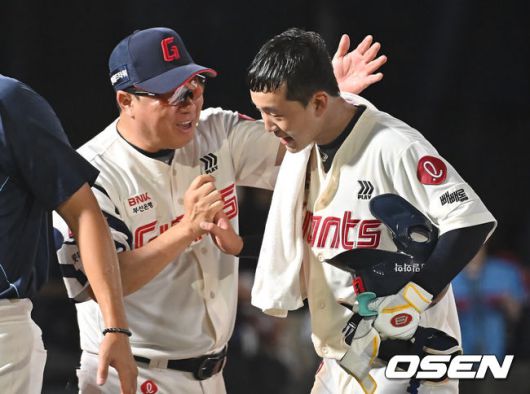 [OSEN=부산, 이석우 기자] 9일 부산 사직야구장에서 2025 신한 SOL 뱅크 KBO 리그 롯데 자이언츠와 두산 베어스의 경기가 열렸다. 홈팀 롯데는 이민석이, 방문팀 두산은 곽빈이 선발 출전했다.롯데 자이언츠 이호준이 연장 11회말 1사 1,2루 우익수 른쪽 끝내기 2루타를 치고 김태형 감독의 축하를 받고 있다. 2025.07.09 / foto0307@osen.co.kr