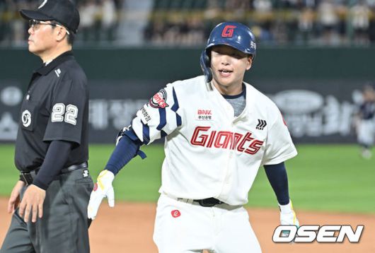 [OSEN=부산, 이석우 기자] 9일 부산 사직야구장에서 2025 신한 SOL 뱅크 KBO 리그 롯데 자이언츠와 두산 베어스의 경기가 열렸다. 홈팀 롯데는 이민석이, 방문팀 두산은 곽빈이 선발 출전했다.롯데 자이언츠 이호준이 9회말 1사 3루 1루 야수 홈 송구 선택으로 동점 1타점을 올리고 있다. 2025.07.09 / foto0307@osen.co.kr