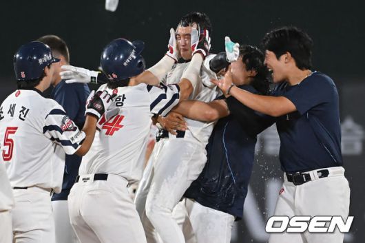 [OSEN=부산, 이석우 기자] 9일 부산 사직야구장에서 2025 신한 SOL 뱅크 KBO 리그 롯데 자이언츠와 두산 베어스의 경기가 열렸다. 홈팀 롯데는 이민석이, 방문팀 두산은 곽빈이 선발 출전했다.롯데 자이언츠 이호준이 연장 11회말 1사 1,2루 우익수 른쪽 끝내기 2루타를 치고 축하를 받고 있다. 2025.07.09 / foto0307@osen.co.kr