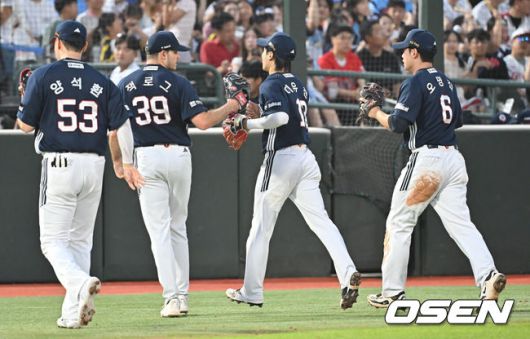 [OSEN=부산, 이석우 기자] 10일 부산 사직야구장에서 2025 신한 SOL 뱅크 KBO 리그 롯데 자이언츠와 두산 베어스의 경기가 열렸다. 홈팀 롯데는 나균안이, 방문팀 두산은 잭로그가 선발 출전했다.두산 베어스 잭로그가 4회말 1사 1루 롯데 자이언츠 레이예스를 유격수 병살로 잡고 이유찬, 오명진과 하이파이브를 하고 있다. 2025.07.10 / foto0307@osen.co.kr
