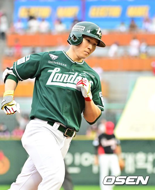 [OSEN=인천, 박준형 기자] 21일 오후 인천 SSG랜더스필드에서 ‘2025 신한 SOL BANK KBO리그’ SSG 랜더스와 KIA 타이거즈의 경기가 진행됐다.이날 SSG는 김광현을, KIA는 양현종을 선발투수로 내세웠다.5회말 SSG 선두타자 박성한이 솔로홈런을 날리고 베이스를 돌고 있다. 2025.06.21 /