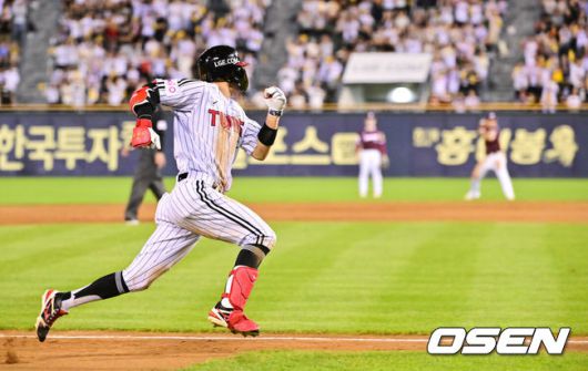 [OSEN=잠실, 박준형 기자] 9일 오후 서울 잠실구장에서 ‘2025 신한 SOL BANK KBO리그’ LG 트윈스와 키움 히어로즈의 경기가 진행됐다.이날 경기에서 LG는 손주영을, 키움은 정현우를 선발투수로 내세웠다. 7회말 1사 1,2루 LG 박해민이 인사이드파크홈런을 날린뒤 홈으로 전력 질주 하고 있다. 2025.07.09 /  soul1014@osen.co.kr