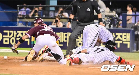 [OSEN=잠실, 박준형 기자] 9일 오후 서울 잠실구장에서 ‘2025 신한 SOL BANK KBO리그’ LG 트윈스와 키움 히어로즈의 경기가 진행됐다.이날 경기에서 LG는 손주영을, 키움은 정현우를 선발투수로 내세웠다. 7회말 1사 1,2루 LG 박해민이 인사이드파크홈런을 날린뒤 홈에 슬라이딩을 하고 있다.   2025.07.09 /  soul1014@osen.co.kr