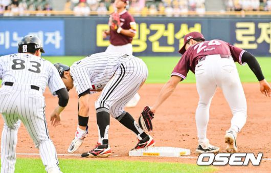 [OSEN=잠실, 박준형 기자] 9일 오후 서울 잠실구장에서 ‘2025 신한 SOL BANK KBO리그’ LG 트윈스와 키움 히어로즈의 경기가 진행됐다.이날 경기에서 LG는 손주영을, 키움은 정현우를 선발투수로 내세웠다. 2회말 1사 2루 LG 신민재의 타석때 2루 주자 박해민이 3루 도루 성공하고 있다.  2025.07.09 /  soul1014@osen.co.kr