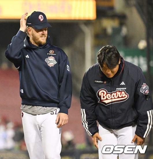 [OSEN=잠실, 박준형 기자] 두산 이승엽호가 ‘양포’를 앞세워 시즌 첫 연승을 달렸다.프로야구 두산 베어스는 3일 서울 잠실구장에서 열린 2025 신한 SOL뱅크 KBO리그 키움 히어로즈와의 시즌 두 번째 맞대결에서 6-1로 승리했다.경기종료 후 두산 권휘가 콜 어빈에게 인사하는 법을 보여주고 잇다.    2025.04.03 /