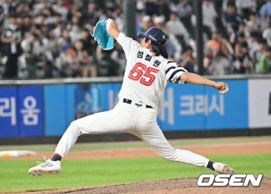 [OSEN=부산, 이석우 기자] 9일 부산 사직야구장에서 2025 신한 SOL 뱅크 KBO 리그 롯데 자이언츠와 두산 베어스의 경기가 열렸다. 홈팀 롯데는 이민석이, 방문팀 두산은 곽빈이 선발 출전했다.롯데 자이언츠 정철원이 역투하고 있다. 2025.07.09 / foto0307@osen.co.kr