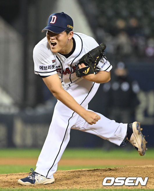 [OSEN=잠실, 최규한 기자] 2일 오후 서울 잠실야구장에서 ‘2021 신한은행 SOL KBO리그’ 와일드카드 결정 2차전 두산 베어스와 키움 히어로즈의 경기가 열렸다.8회초 무사 1, 2루 상황 마운드에 오른 두산 투수 권휘가 힘차게 공을 뿌리고 있다. 2021.11.02 / dreamer@osen.co.kr