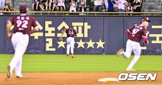 [OSEN=잠실, 박준형 기자] 9일 오후 서울 잠실구장에서 ‘2025 신한 SOL BANK KBO리그’ LG 트윈스와 키움 히어로즈의 경기가 진행됐다.이날 경기에서 LG는 손주영을, 키움은 정현우를 선발투수로 내세웠다. 7회말 1사 1,2루 LG 박해민의 인사이드파크홈런때 스톤 우익수가 타구를 뒤로 놓치고 있다. 2025.07.09 /  soul1014@osen.co.kr